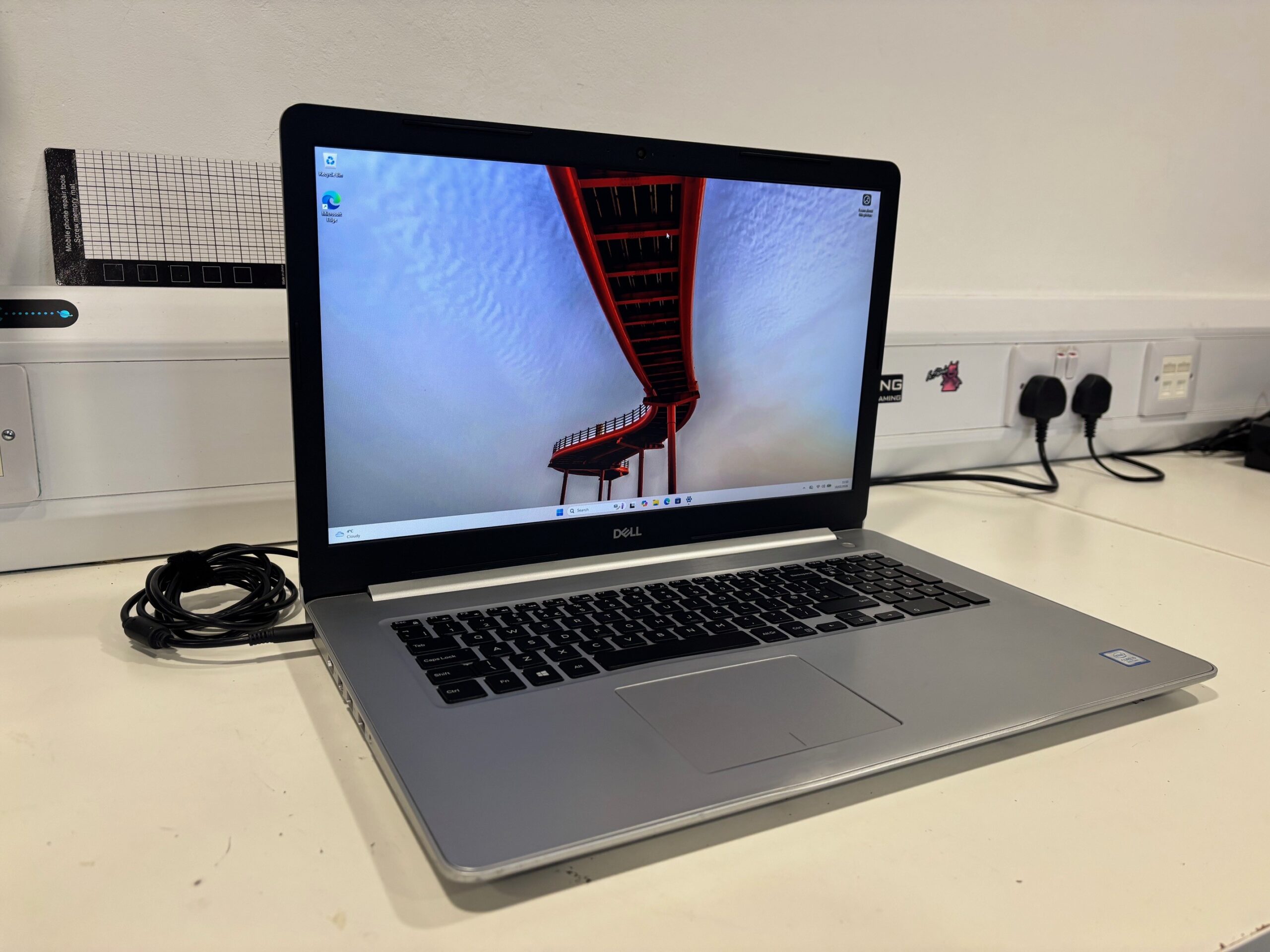 Dell Inspiron 5770 i5-8250u laptop 256GB SSD + 1TB HDD 16GB Ram 17.3″″ Win 11